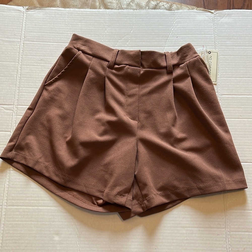 No comment NY LA-medium-Brown-pleated, pull on, lightweight,knit dress shorts.